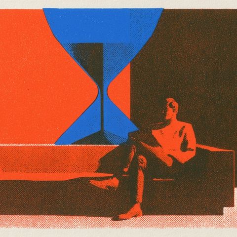 Ilustración de un hombre sentado entre estantes de libros y, detrás, un gran reloj de arena a la mitad