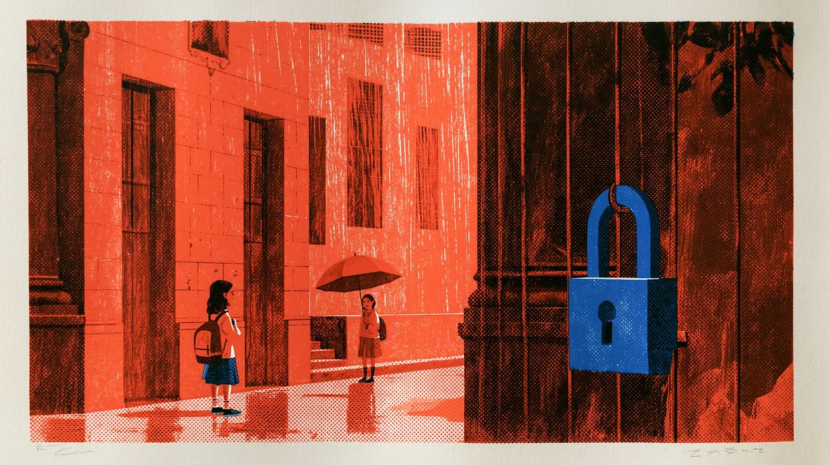 Ilustración de dos niñas bajo la lluvia frente a la reja de un edificio antiguo cerrada con un candado azul gigante, una de ellas con paraguas