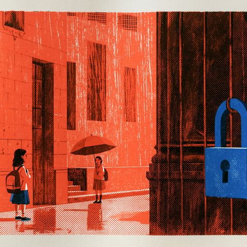 Ilustración de dos niñas bajo la lluvia frente a la reja de un edificio antiguo cerrada con un candado azul gigante, una de ellas con paraguas