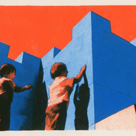 dos niños construyendo un castillo de LEGO