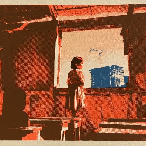 Ilustración de una niña de espaldas en un aula rústica de madera y calamina, mirando por la ventana una construcción con grúas en la ciudad