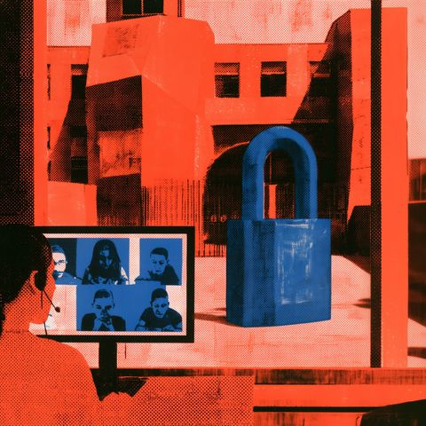 Ilustración de una mujer con audífonos frente a una videollamada de cinco personas en un monitor, con un candado azul gigante junto a un edificio al otro lado de la ventana