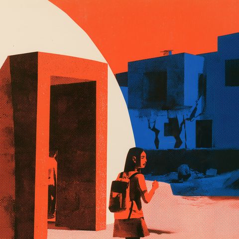 Ilustración de una niña con mochila caminando hacia la puerta de un edificio, con otro edificio azul de paredes agrietadas al fondo